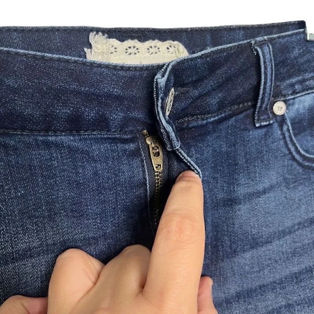 Altar’d State Fringe Distressed Denim Shorts Wash Chiara Size 28/7 - Picture 3 of 10